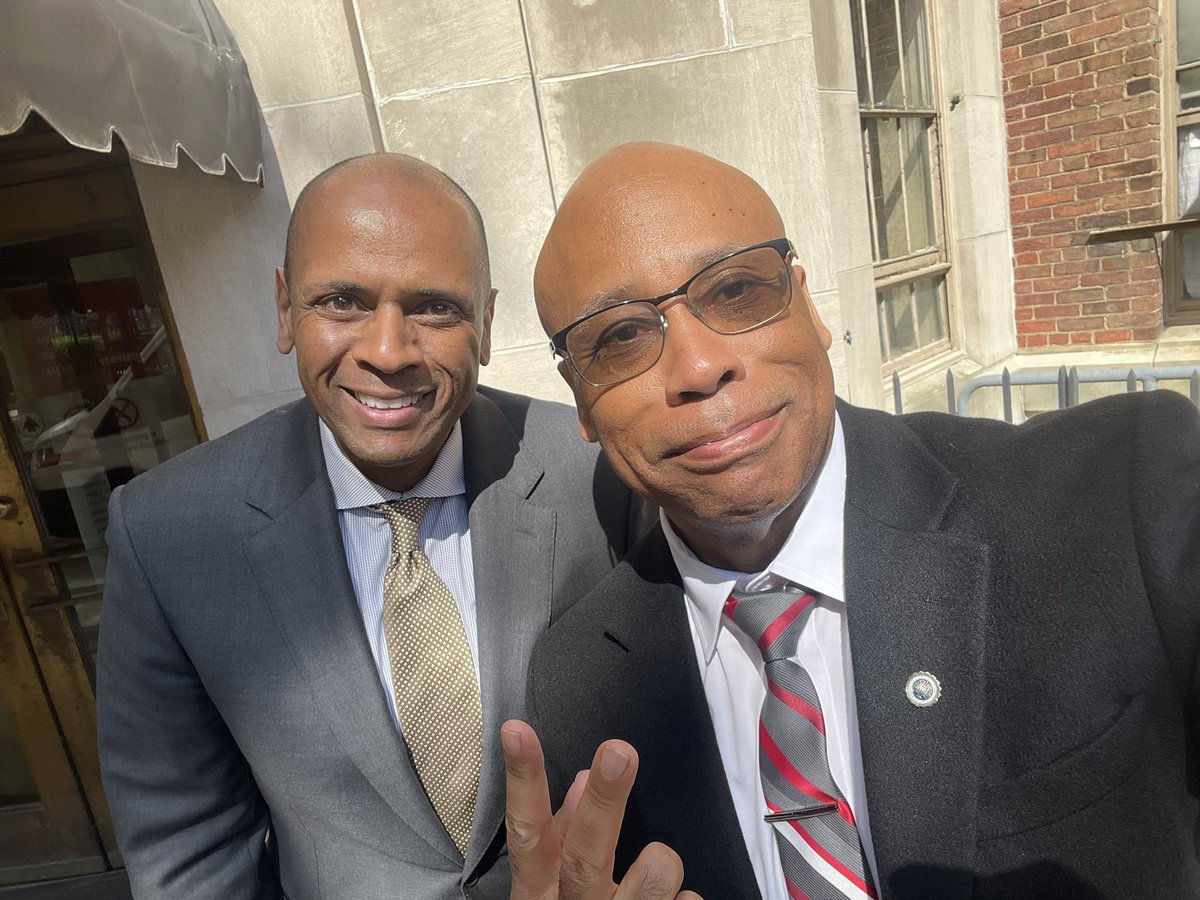 Just a couple of #BlackMenInMedicine sharing a moment. Peace to my friend Dr Patrick Nana-Sinkam, Chief of Pulmonary-Critical Care and NIH-funded Lung Cancer researcher @VCUHealth. Thanks for the invitation to visit Richmond, VA and give Grand Rounds. Keep up the great work!✊🏾