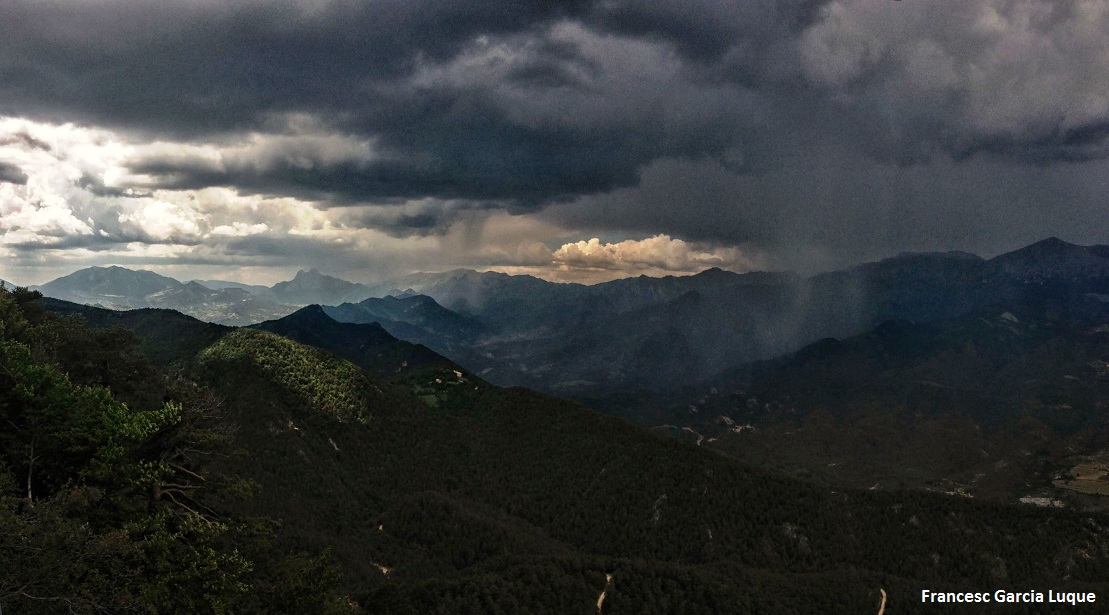 #MeteoMuntanya Atents a l'ambient més fred i als xàfecs. No badeu dissabte, ja que les tronades seran més matineres i poden enfarinar punts de l'alta muntanya. Diumenge, millors condicions, però no acabarà de fer net. Més detalls: 👉bit.ly/3WGFUfT @FEEC_cat @bomberscat