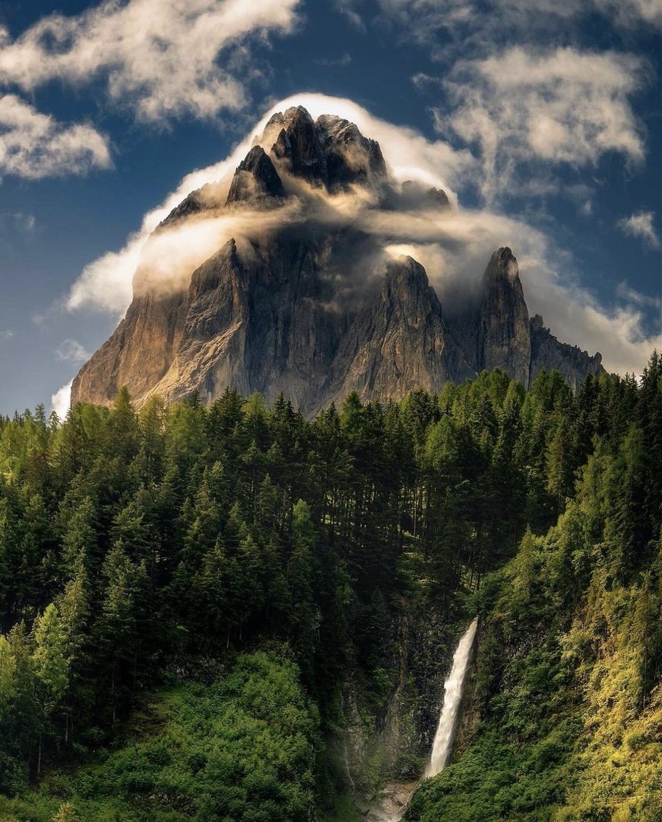 earthcurated's tweet photo. The majestic peaks of the Dolomites ⛰️ https://t.co/vCnztK14FX