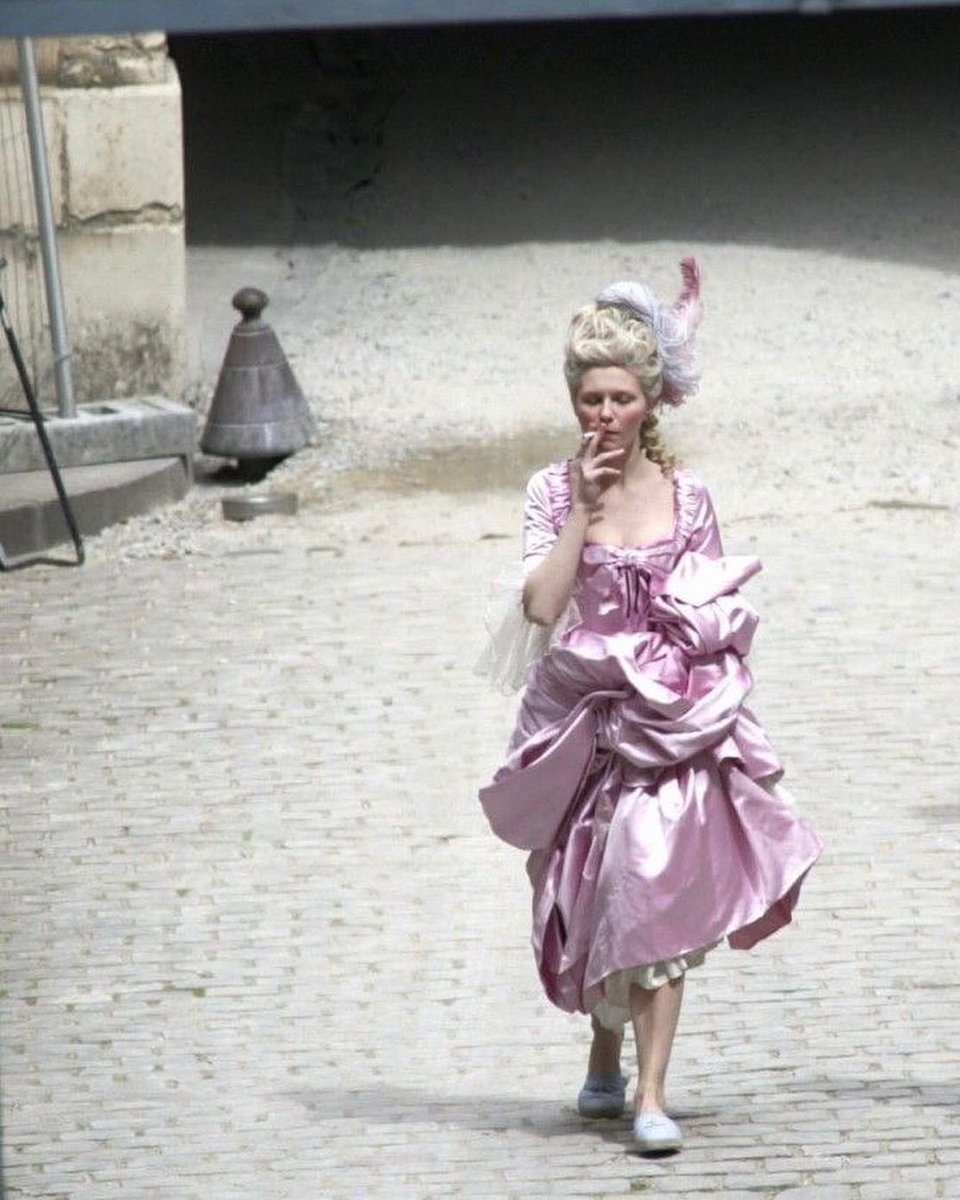 RebelleSouviens Kirsten Dunst, Jason Schwartzman e Sofia Coppola sul set di Marie  Antoinette (2006) dir. Sofia Coppola., image size:960x1200