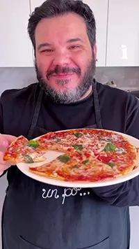 #cortidiautore
#giovannimele
Non ci crederete mai ma questa non è una pizza!
Giovanni Mele ci propone una squisita piadina-pizza veramente golosa!
mare2000.it/Corti/corti.ph…
