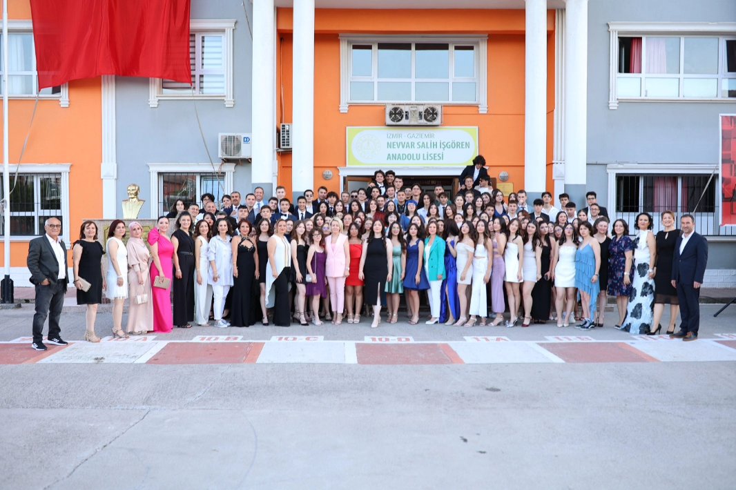 2023 2024 Eğitim Öğretim Yılı 16.Dönem mezuniyet törenimizi gerçekleştirerek öğrencilerimizi yarınlara ugrurlamaktan mutluluk duyduk. Başarıları daim olsun <a href="/izmir_ilmem/">İzmir İl Milli Eğitim Müdürlüğü</a> <a href="/yahsiomer/">Dr. Ömer YAHŞİ</a> <a href="/Hasanvermez/">Hasan Vermez</a> <a href="/gaziemir_mem/">Gaziemir Mem</a> <a href="/OGNDERSE/">OGÜN DERSE</a>