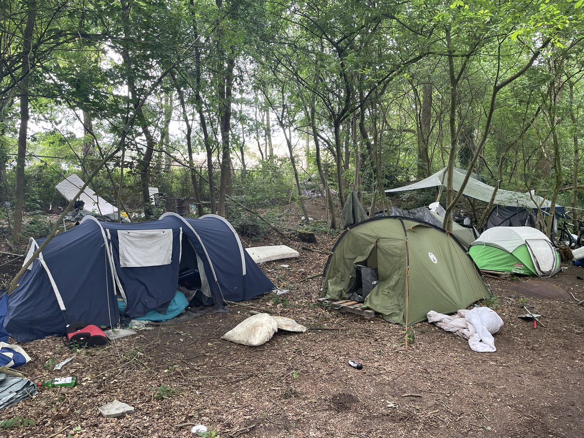 ‼️Update daklozen:

Ondanks verzet gaat de gemeente gewoon door met handhaven. Zonder perspectief  worden mensen weggejaagd…

Het resultaat is dat mensen 200 meter verder hun tentjes weer opzetten. 

Stop deze handhaving en biedt deze mensen perspectief ‼️