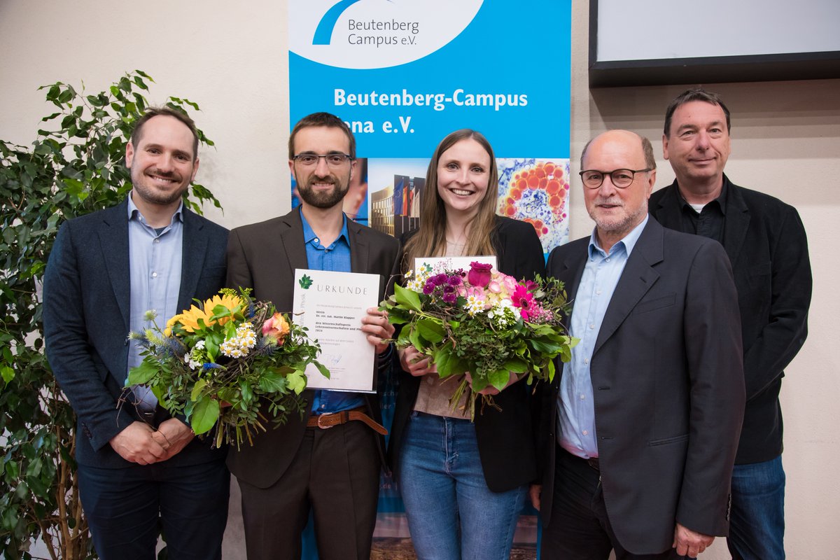 Leibniz-HKI (@leibnizhki) on Twitter photo 🎊<a href="/LeibnizHKI/">Leibniz-HKI</a> congratulates Martin Klapper who has been honored as best young scientist at the #Beutenberg Campus. The award recognizes the discovery of Stone Age molecules and was presented at yesterdays "Noble Gespräche" where Martin J. Lohse talked about "Drugs of tomorrow". 🎊<a href="/LeibnizHKI/">Leibniz-HKI</a> congratulates Martin Klapper who has been honored as best young scientist at the #Beutenberg Campus. The award recognizes the discovery of Stone Age molecules and was presented at yesterdays "Noble Gespräche" where Martin J. Lohse talked about "Drugs of tomorrow".