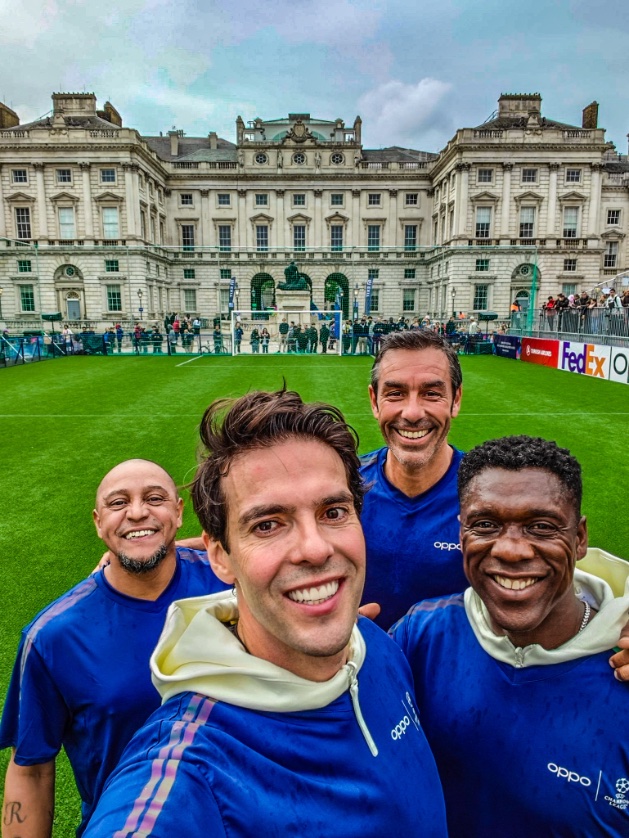 😍🤳 Football legend selfie... #UCL 

Roberto Carlos, Kaka, Robert Pires, Clarence Seedorf. 🇧🇷🇫🇷🇳🇱