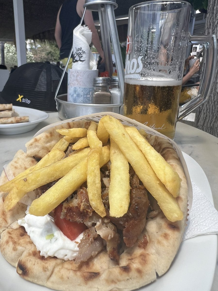 Neiti_B's tweet image. Äppi väittää että täällä on 24 astetta lämmintä. Äppi on kyllä väärässä 😅💦
Gyros pita 5,20€ aivan parhautta kun tähän aikaan tarttee pientä suolaista saada. 
#rodos #pefki #kreikka 🇬🇷