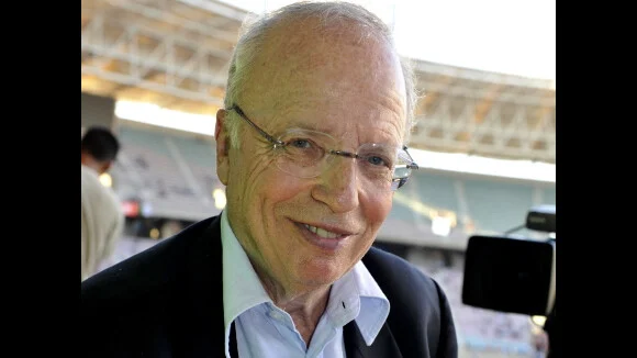 📊 Sondage : Thierry Roland, la voix du football, nous a quitté il y a 12 ans, le 16 juin 2012. Vous vous souvenez le plus de ?
    1 - Ses commentaires de match
    2 - Ses blagues dans les grosses têtes
    3 - Son rire incomparable