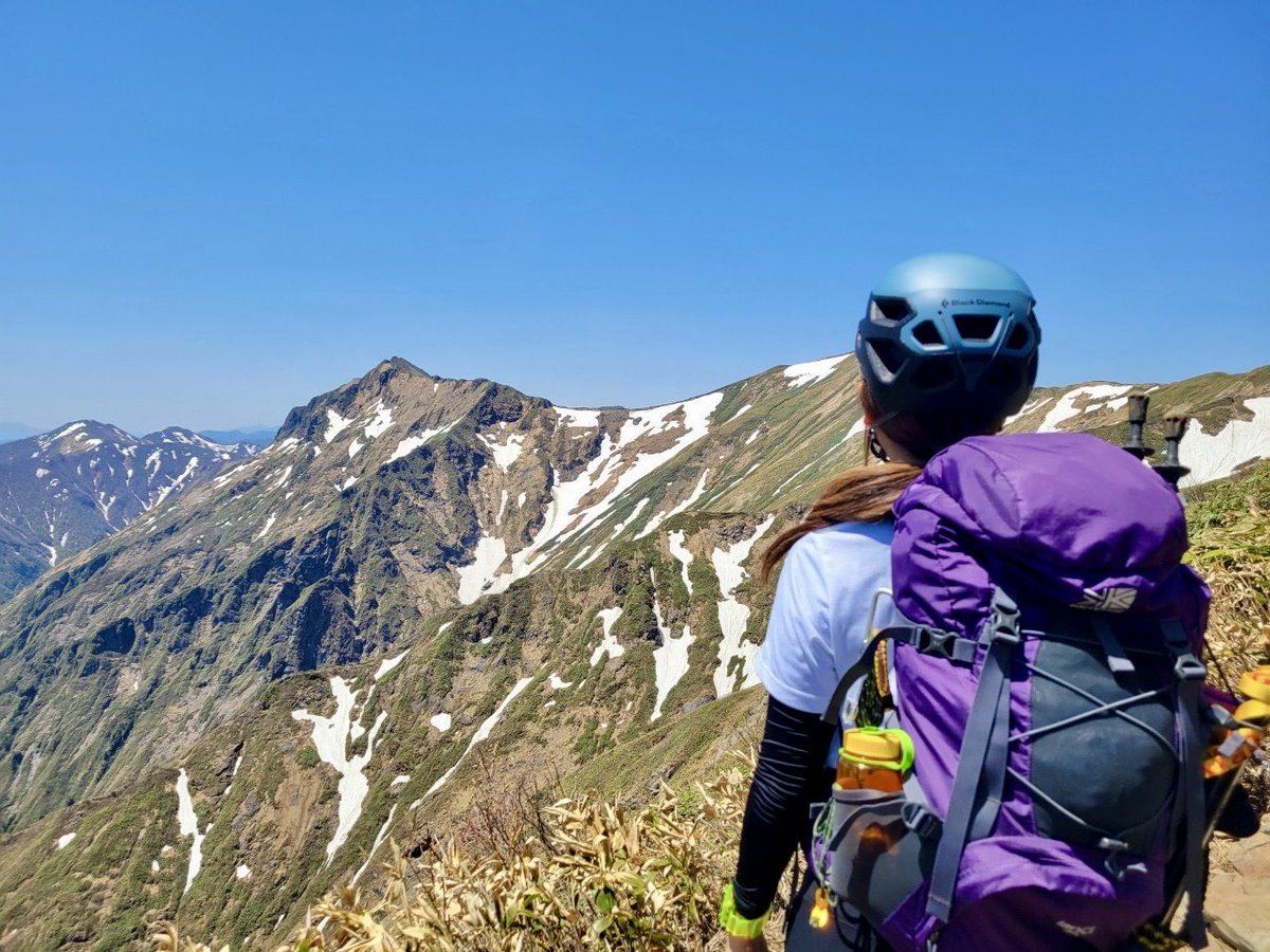 登山好きはドMって言われるけど「ツラい、苦しい、しんどい、もう嫌だ」って思わせてくる山の方がドSなだけであって、ほぉ〜ら絶景だよ〜山頂ビールだよ〜下山後温泉だよ〜って言われて「あ…やっぱり好き…」って同じ事を一生繰り返して山のDVに耐えてるから登山好きはドM。