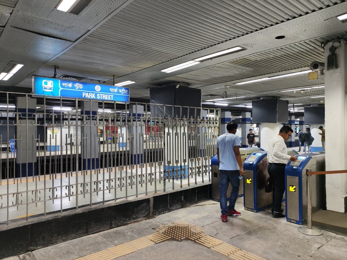 RailAnalysis's tweet photo. #KolkataMetro commissions new #AFC-#PCgates at #ParkStreetMetrostation
Read more...https://t.co/vHtig3YJEU
#metro #infrastructure #stations #development #metrorailwaykolkata #technology #ticketing #machines #automaticfarecollection #passengercontrol #project https://t.co/FLpsUAw13I