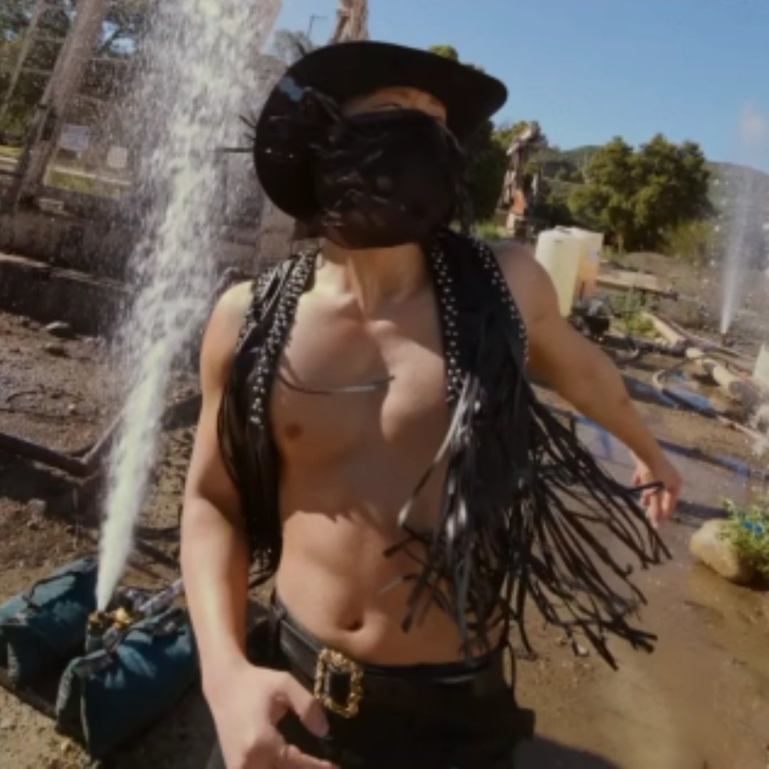 noditter's tweet image. a noite de um jeito, de dia de outro