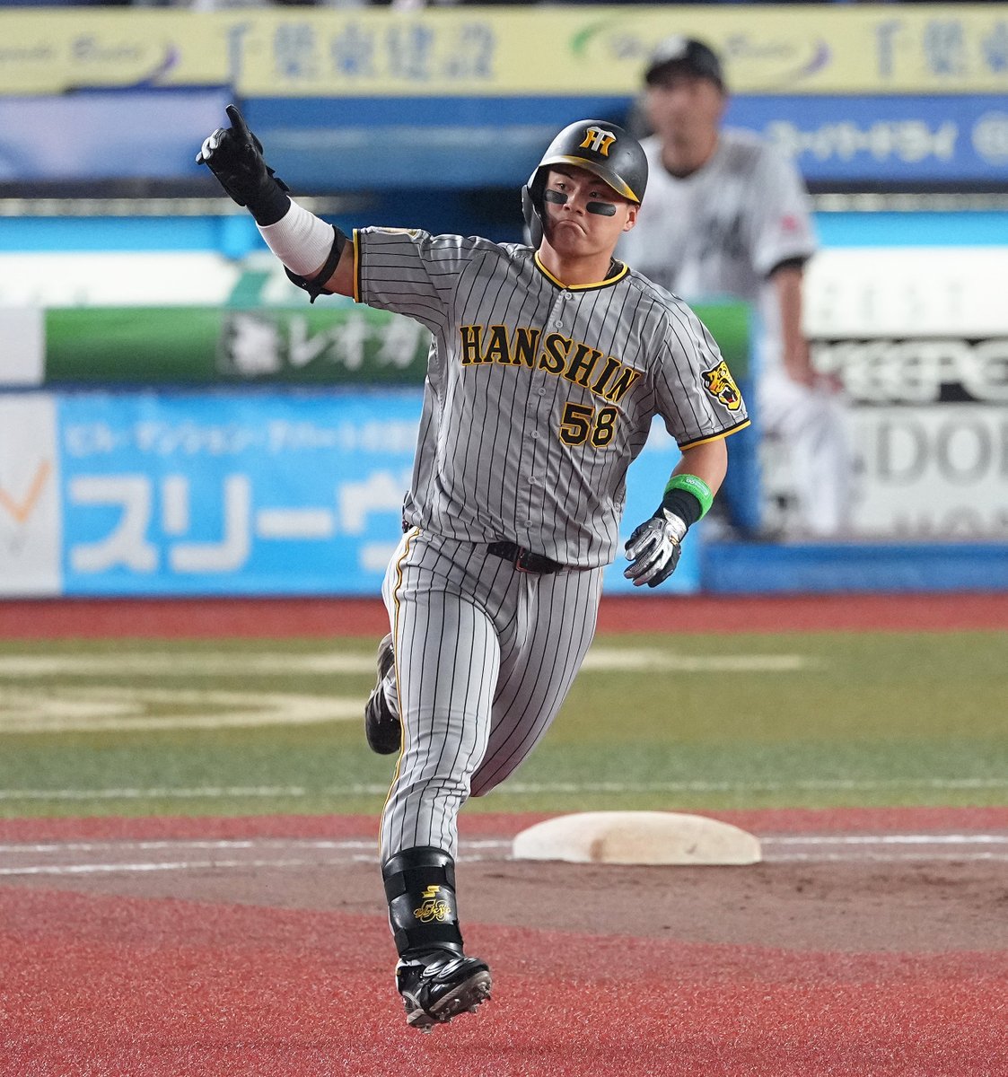 sanspo_tigers's tweet photo. プロ１号ホームランの #前川右京 選手！（撮影・松永渉平）
「打ったのはストレート。もうとにかく必死に食らいついて、後ろにつないでいく気持ちでした。前の打席からいい形でスイングできていましたし、チームに貢献することができて嬉しいです。次の打席も打てるように頑張ります」 https://t.co/p9qtBIKj2f