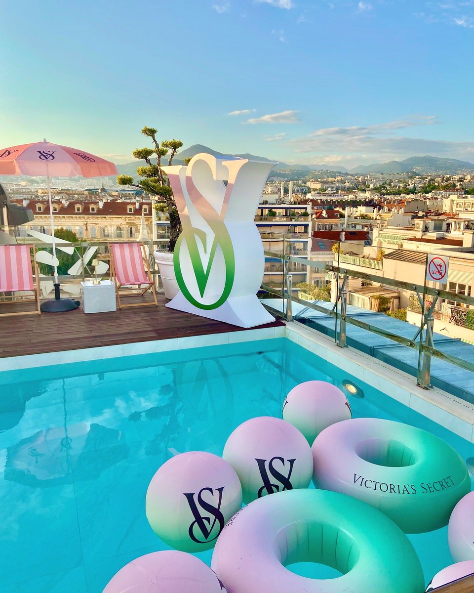 Exper1encestaff's tweet photo. ✨🌸🌷🇫🇷👙 experience staff were at the beautiful @victoriassecret rooftop bar experience ~ built by @Wild_VC and at the top of the #BoscoloHotel in Nice, France!  #escapetoNice

#victoriassecret #victoriassecretexperience #popup #victoriasecretfrance
https://t.co/8jIQOueikt https://t.co/mji2dsoCi9