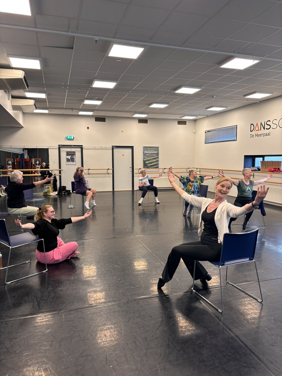 Zitdans in de <a href="/DeMeerpaal/">De Meerpaal</a> omdat bewegen ook gewoon heel leuk kan zijn. Ook als je niet (lang) kan staan. meerpaal.nl/cursus/zitdans/ #meerbewegen #GALA