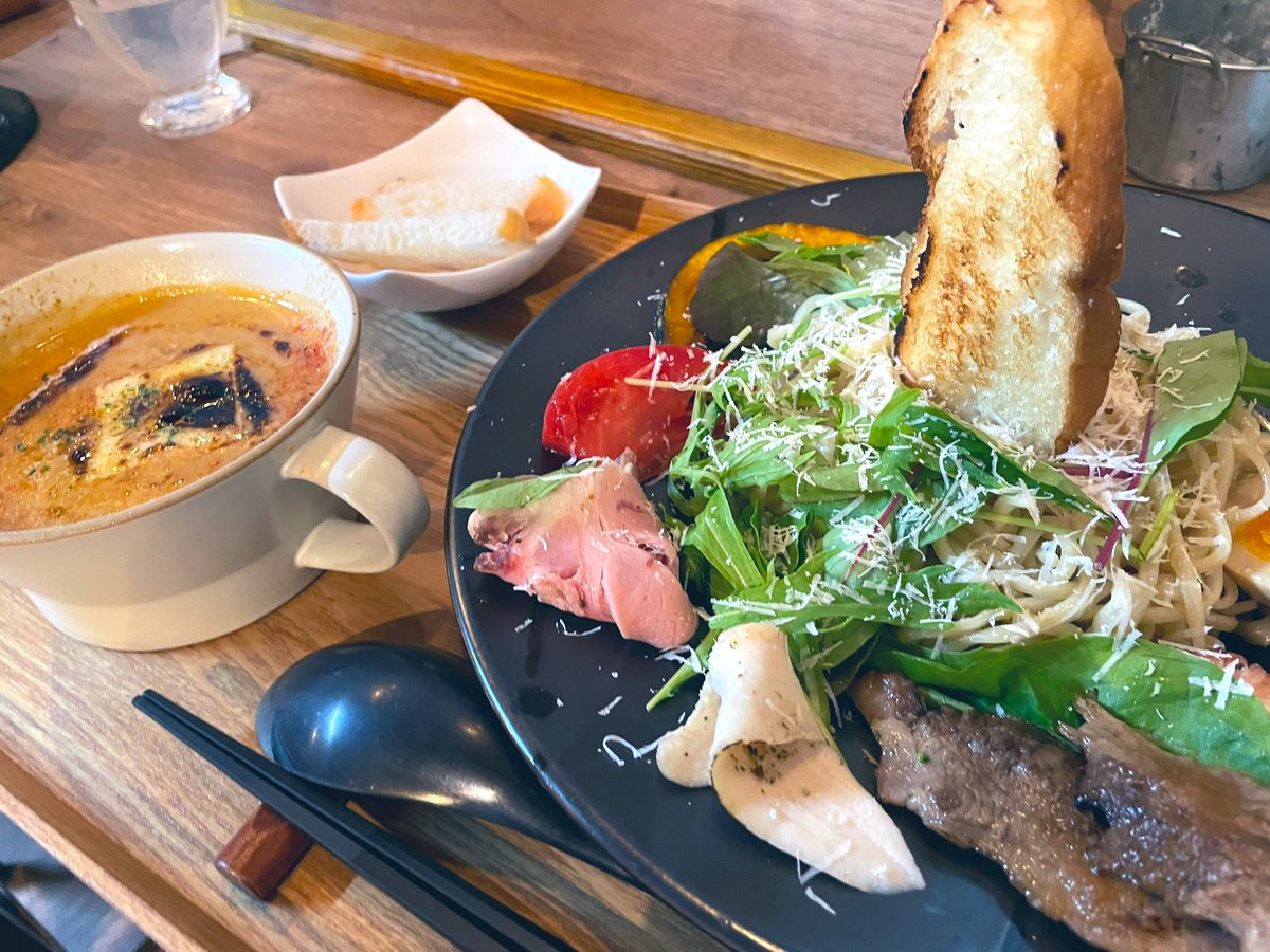 nightzun's tweet photo. 初フレンチラーメン🍅🧀🥖
今まで何度もお店の前を通ってて店名をずーっと
『とまとや』だと思ってた💦
トリュフ香る濃厚つけ麺
海老&トマトの濃厚つけ麺
目にも楽しい盛り付け😃
#竜ヶ崎市
#フレンチラーメン
#MATOYA
#まと家 https://t.co/NVdAX8QAdh