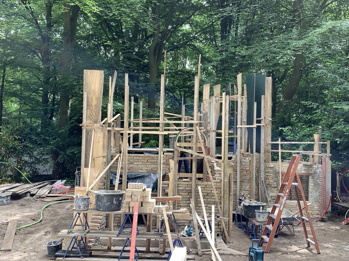 KAATSHEUVEL - Eén van de oudste sprookjes in de Efteling is weg. Het snoephuisje van Hans en Grietje, dat stamde uit 1955, werd dit voorjaar gesloopt. Het door Anton Pieck ontworpen sprookje in het Sprookjesbos wordt echter volledig herbouwd en kost 8 ton.

Foto: @Coshira_