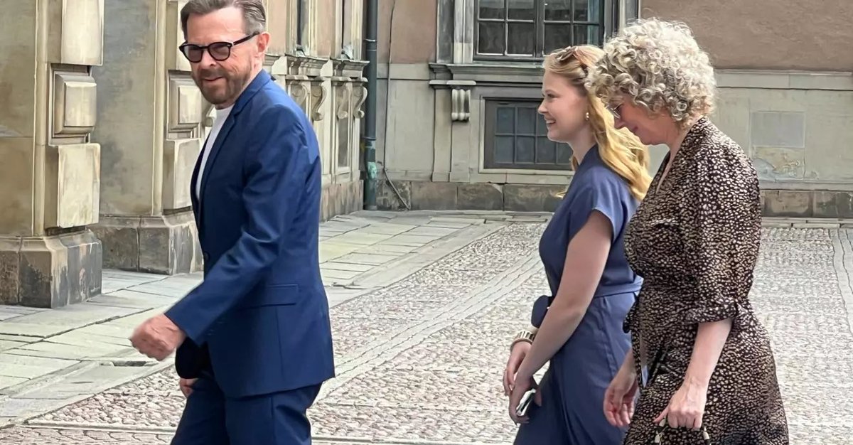 officialabbafan's tweet photo. The four members of ABBA arriving 

https://t.co/EGXwvl7sgH https://t.co/3he3rPhF2d