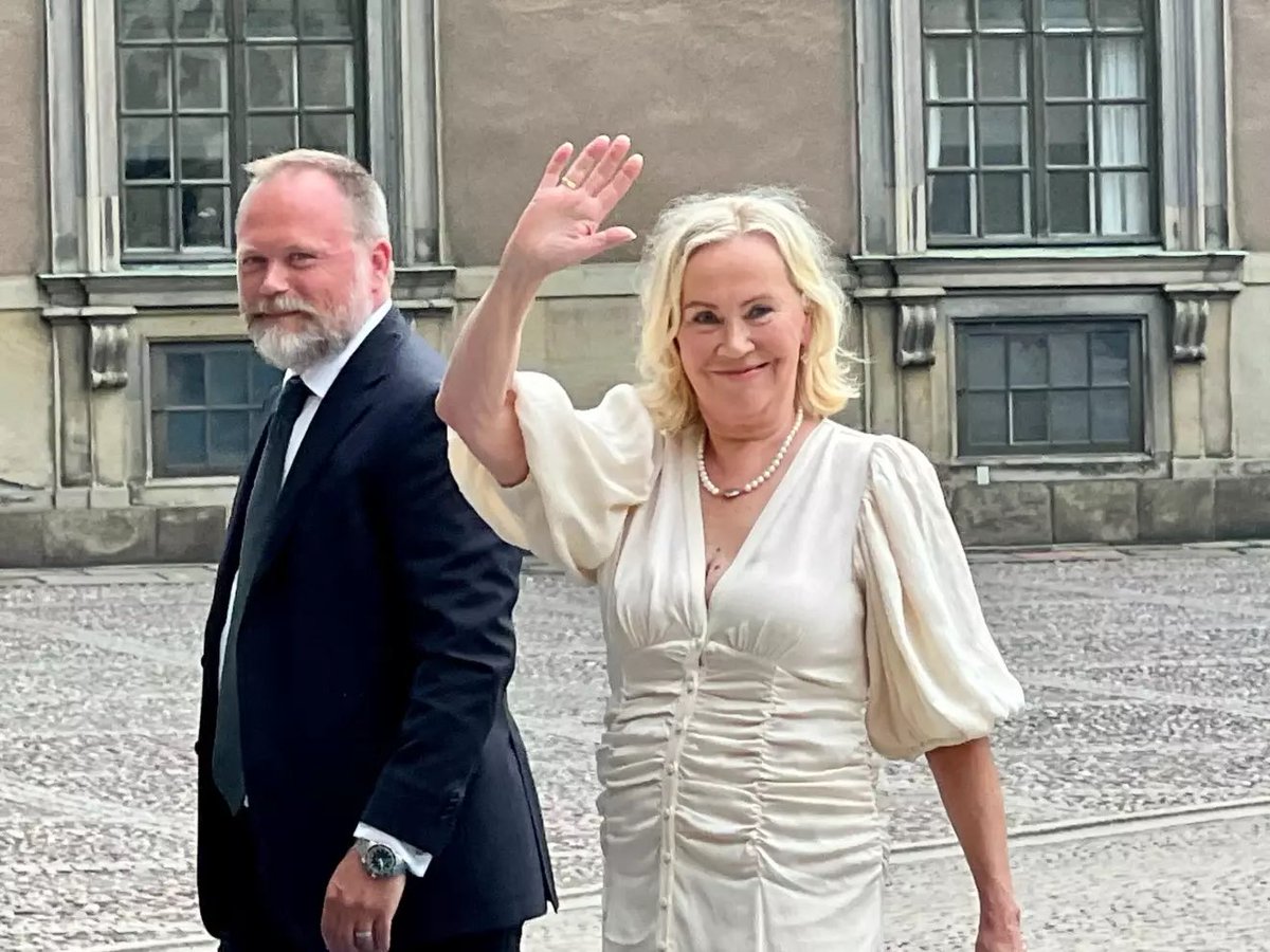 officialabbafan's tweet photo. The four members of ABBA arriving 

https://t.co/EGXwvl7sgH https://t.co/3he3rPhF2d