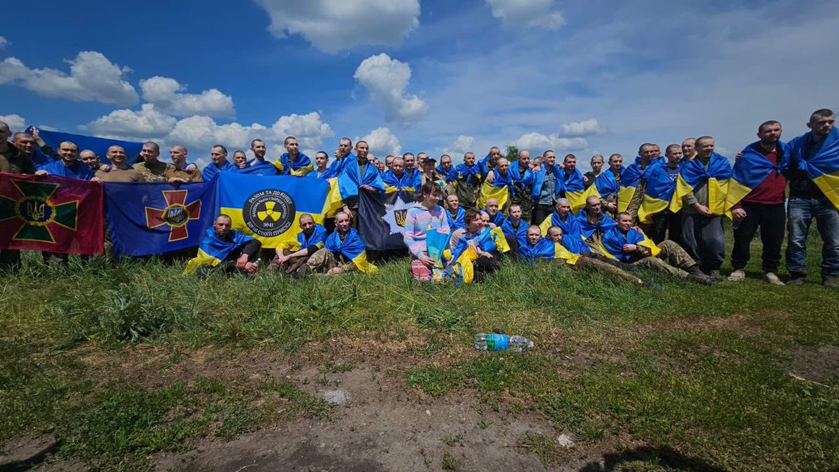 A happy sight. A happy story. 75 more stolen kids have been returned to their families in #Ukraine. Still 1000s more to reunite, and free from #Russia's clutches, for which Putin became an indicted war criminal. #StandWithUkraine