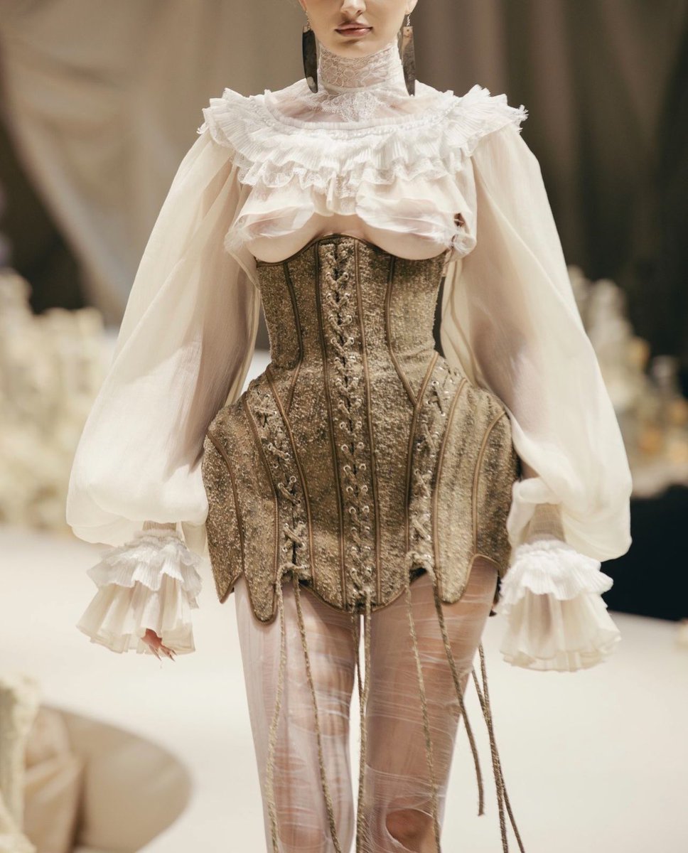 pinkmochhi's tweet photo. this Lseoul corset skirt is totally driving me up the wall https://t.co/zwdaiNqBCt