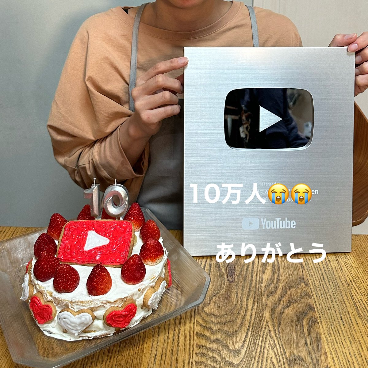 少し前にもらいました。
・子供5人の母
・10万人超えYouTuber
・料理の先生
・オンライン料理配信の立ち上げ
4足の草鞋を履くのは、
むちゃくちゃ、大変だけど、、
走り切るしかないね✊
毎日、試作と勉強と撮影の日々です。
#YouTuber