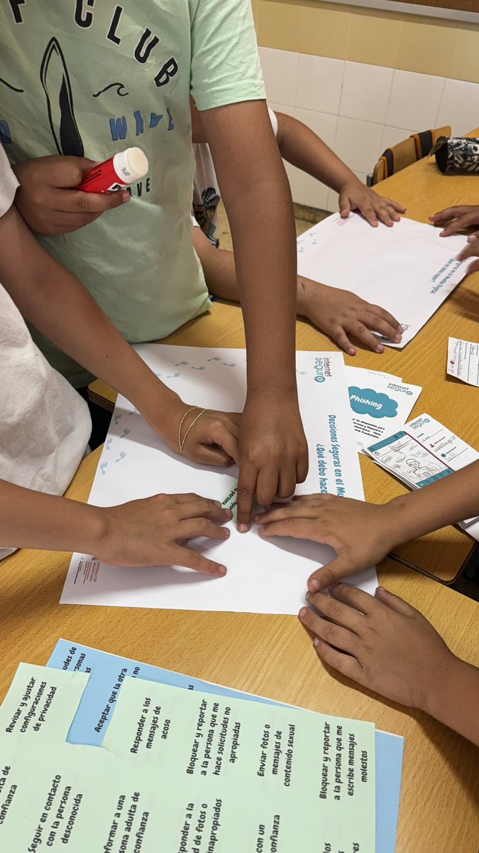 NitzaMedina's tweet photo. 🔍 Sesión 3 de #InternetSegura en CEIP Vicente Blasco Ibáñez enfocada en identificar y manejar riesgos online como el grooming y el acoso. A través de simulaciones, las y los estudiantes aprendieron a reconocer y responder a amenazas a las que se pueden  enfrentar 🤜🏽🤛🏽 https://t.co/jXzBOJVFre