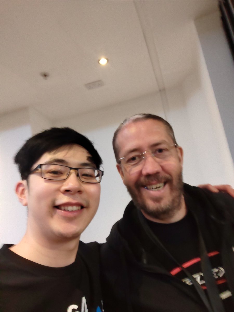 Our first match got delayed due to tech problems, but in the mean time I got a photo with an esports legend <a href="/ODEEisOG/">Michael O'Dell</a>! Buzzing rn