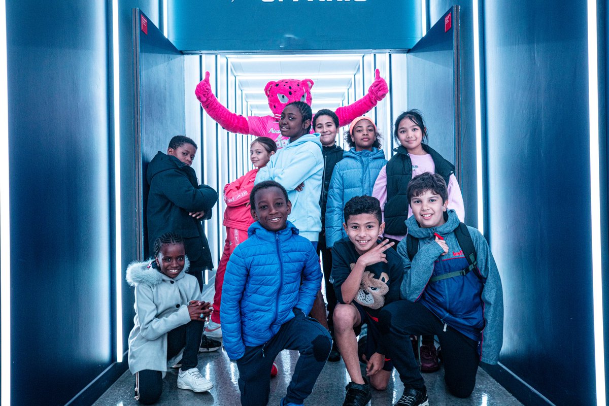 CDEdu16's tweet photo. Suite à un concours de dessin, 300 enfants du #16ème ont participé à une après-midi autour de l'univers du #rugby au stade Jean Bouin 🏉

Une action à l'initiative de @Jeremy_Redler et @samiabadat, portée par un partenariat entre la @CDEdu16 de la @mairiedu16 et le @SFParisRugby https://t.co/mnBcWQlogA