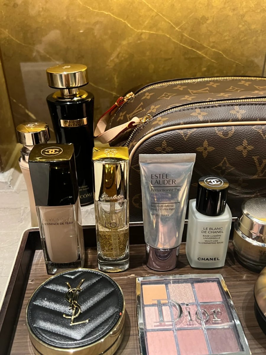cline713's tweet photo. Rich girl rummaging through bags😊 https://t.co/hgVaacBGa2