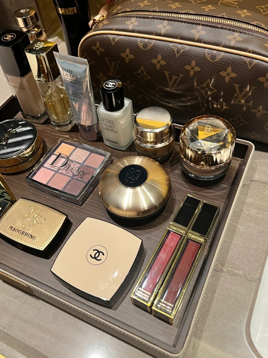 cline713's tweet photo. Rich girl rummaging through bags😊 https://t.co/hgVaacBGa2