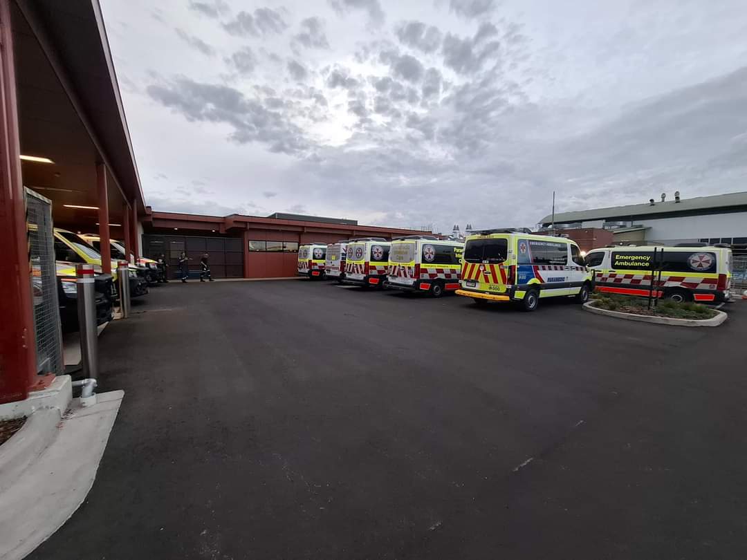 This was Albury ED around 5pm yesterday evening. That is a lot of ambulances unavailable to respond to emergencies in the community. Albury Wodonga deserves better @billtilleymla @JacintaAllanMP @VicAmboUnion  @georgiecrozier @BBorderhealth @sussanley @jacstanley7 #springst