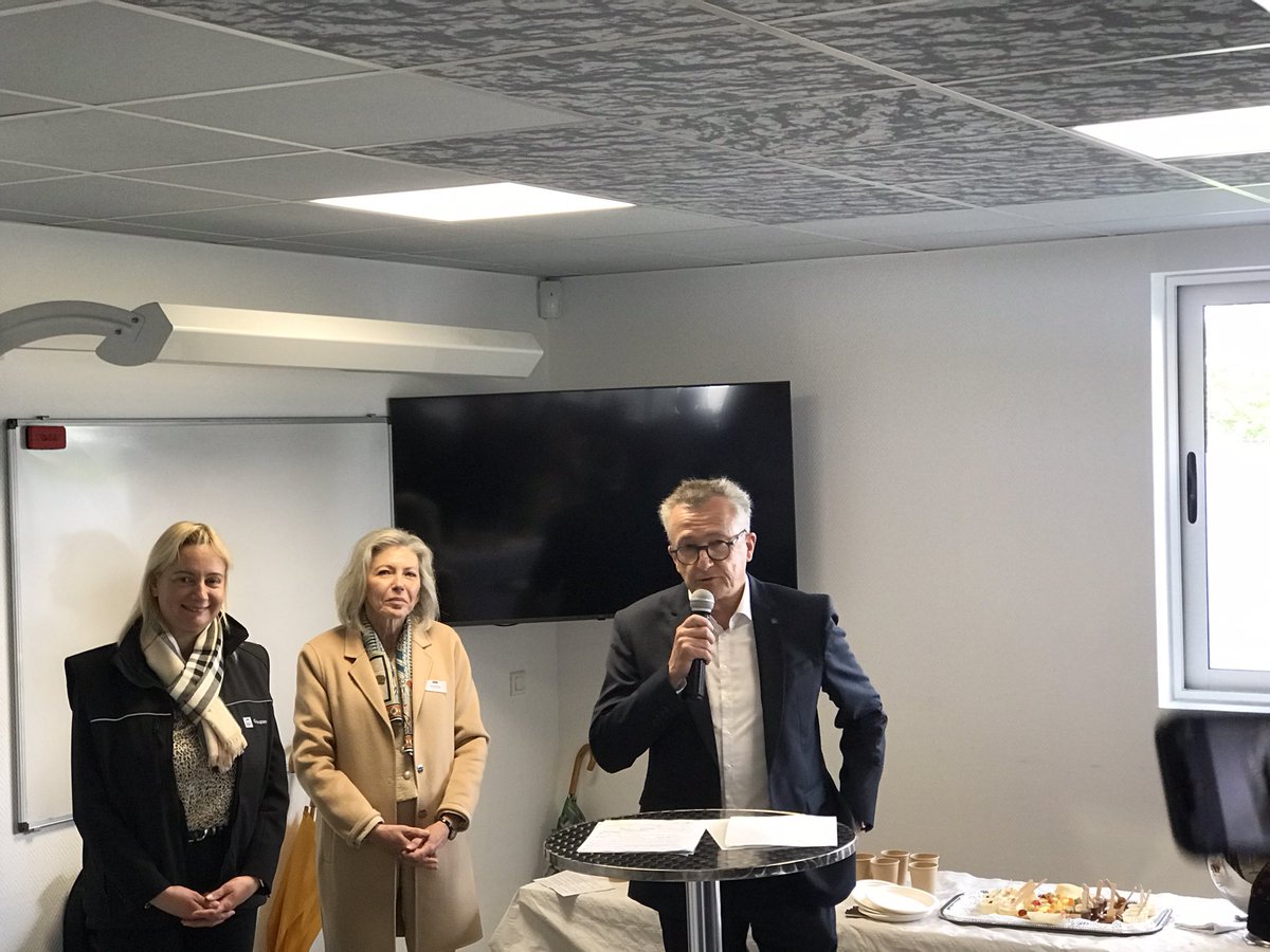 GroupamaFd59's tweet photo. 🎂🎂 Centaure Nord Est fête ses 30 ans en présence de nombreux partenaires. @GroupamaNordEst partenaire majeur du leader de la formation en prévention routière 🚘 🚘 🚘. Anniversaire pluvieux = Anniversaire heureux. @vincent_lizet @dutoit_patricia @LaurencBauduin @LaVieGroupama https://t.co/xZghEOyvx9