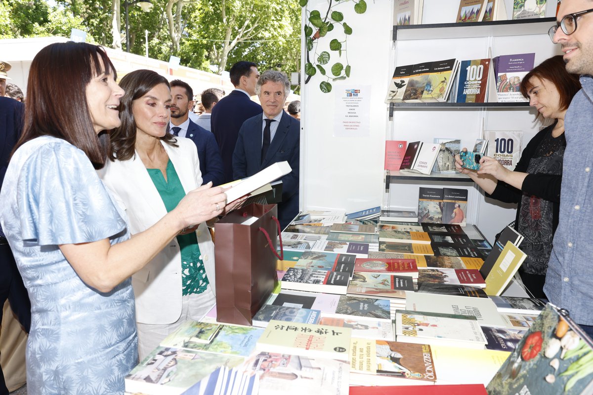 La Reina, durante su visita a la <a href="/FLMadrid/">Feria del Libro de Madrid</a> con motivo de su inauguración.

➡️casareal.es/ES/Actividades…