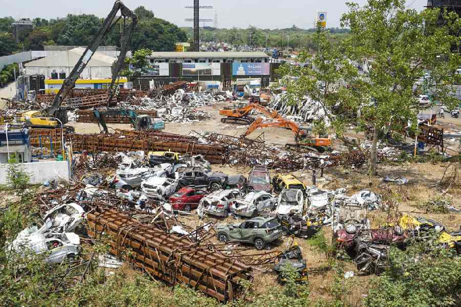 Mumbai hoarding collapse: Structural engineer remanded in police custody till June 5

#hoardingcollapse #Ghatkopar 

telegraphindia.com/india/mumbai-h…