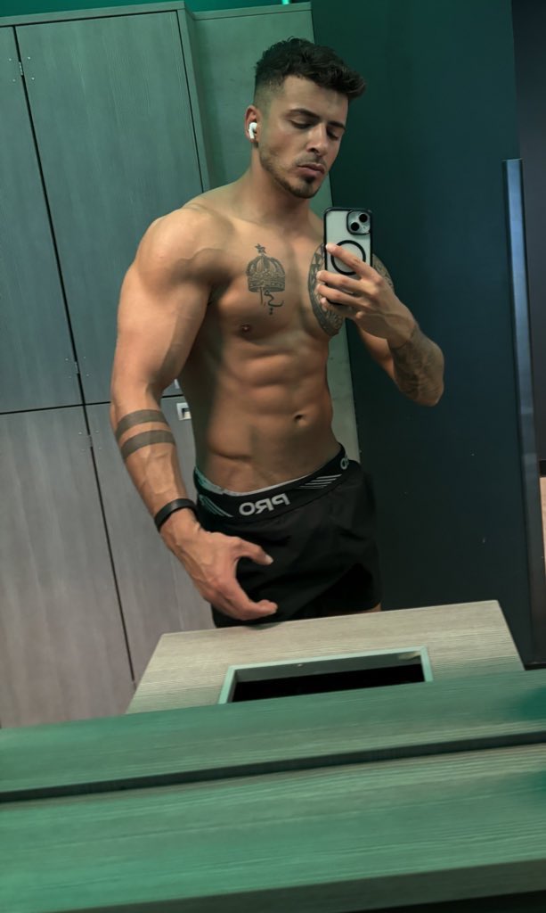 My amazing Alpha body 💪🏽 get sending Pigs 

#cashmaster #Alpha #findom