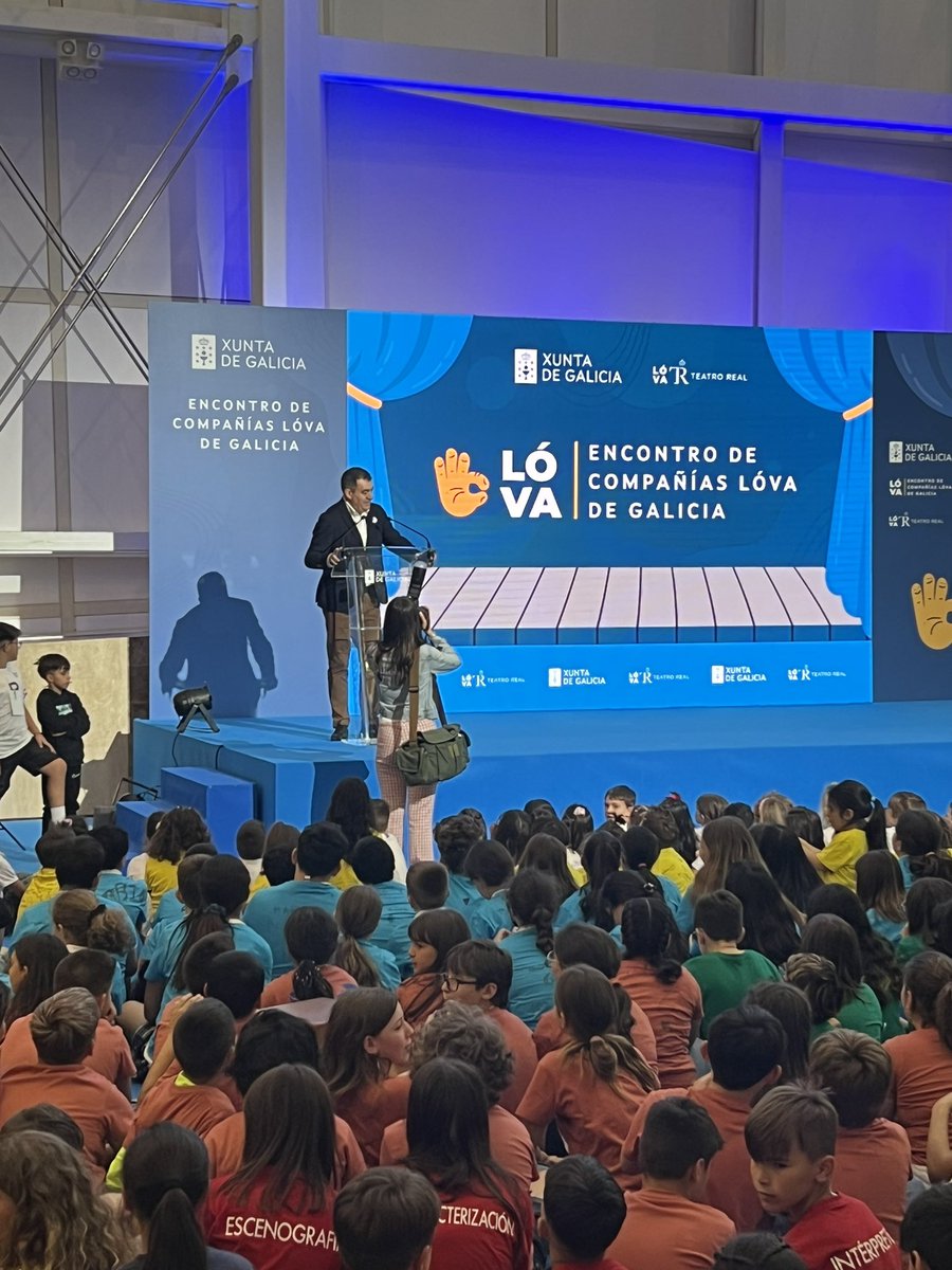 O conselleiro, Román Rodríguez González, achegouse á Cidade da Cultura a ver os escenarios e os obradoiros creados polo alumnado dos centros do proxecto LóVA, no encontro de compańías LóVA de Galicia
#formacióndoprofesorado
#Rededeformación
<a href="/EduXunta/">EduXunta</a> 
<a href="/Teatro_Real/">Teatro Real</a> 
<a href="/proyectolova/">LÓVA</a>