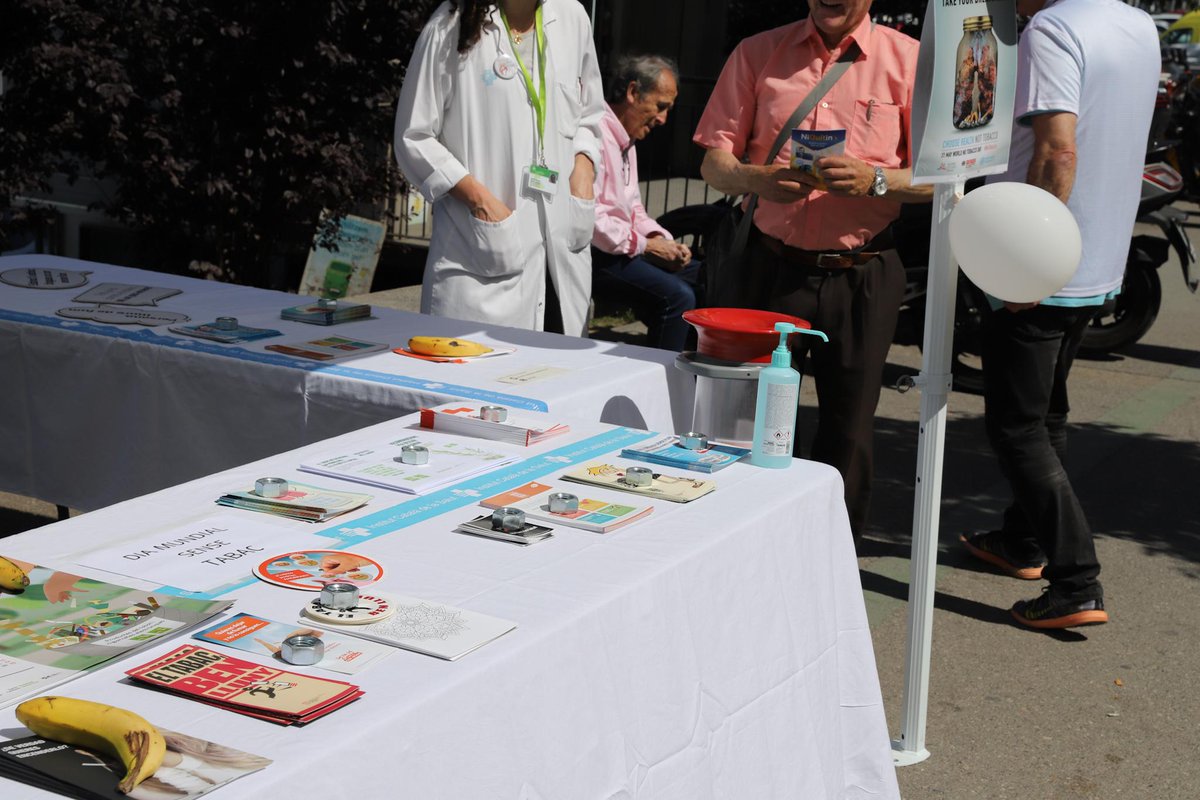 <a href="/semfyc/">semFYC</a> 🚭 Estand informatiu a l'entrada de l'hospital

🍏 Professionals del Comitè Sense Fum expliquen a les persones usuàries com podem ajudar-los a deixar el tabac i han ofert un intercanvi simbòlic d'una peça de fruita per una cigarreta

ℹ️ scur.cat/EDMXXM