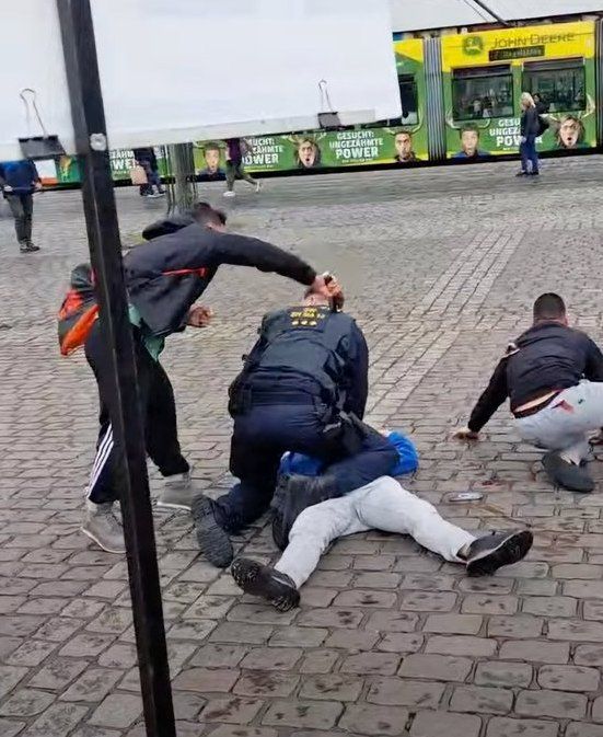 A picture paints a thousand words. As a Muslim stabs German anti Islam activists. Police jump on the German, getting themselves stabbed by the Muslim as he pins German down. #Mannheim