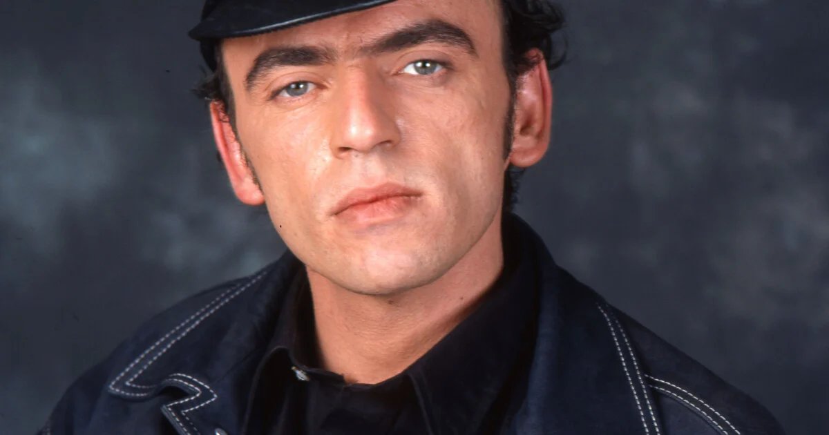 📊 Sondage : Élie Kakou nous a quitté il y a 25 ans, le 10 juin 1999. Quel sketch ou personnage vous a le plus marqué ?
    1 - Madame Sarfati
    2 - L'attaché de presse
    3 - Publicité pour la lessive PLOUF