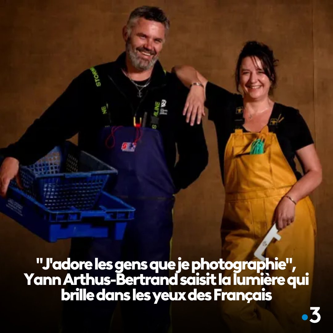 'J'adore les gens que je photographie', Yann Arthus-Bertrand saisit la lumière qui brille dans les yeux des Français Article à lire ici : france3-regions.francetvinfo.fr/bretagne/cotes…