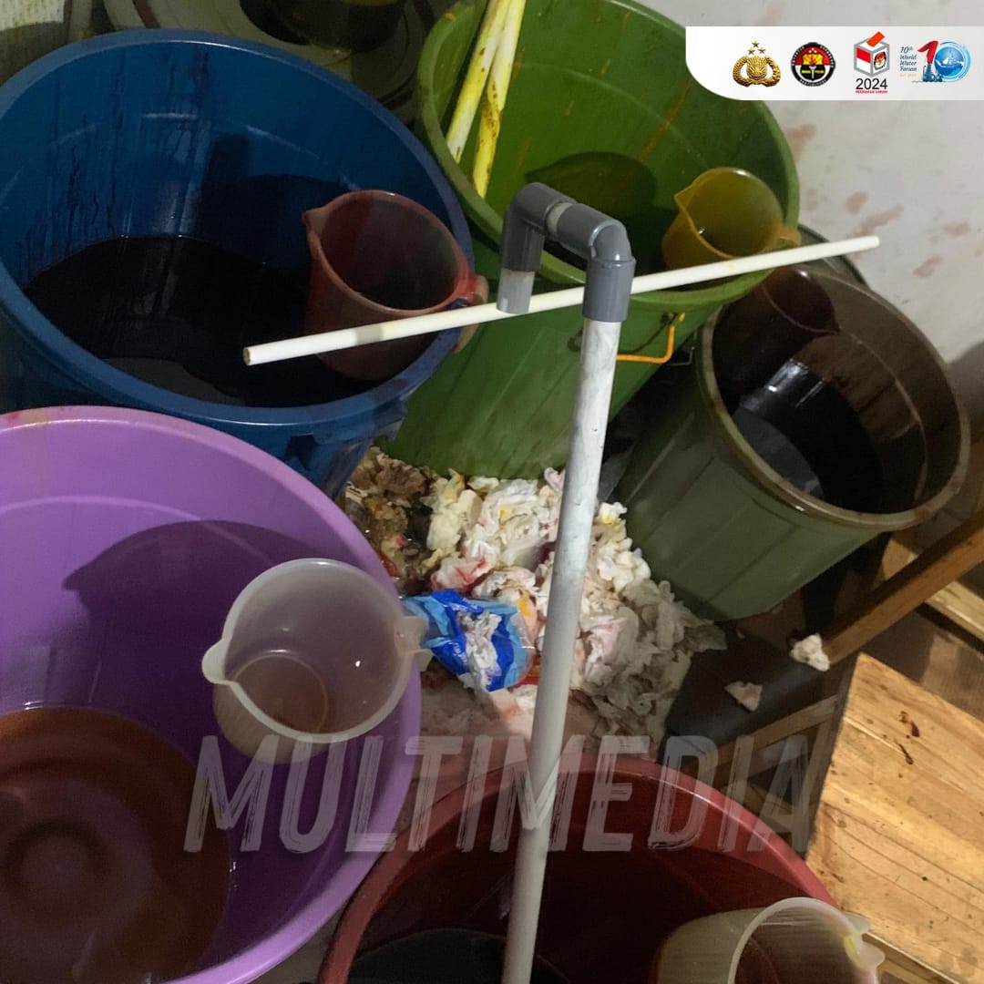 humas_gempol's tweet photo. #MaksimalTuntaskanKasus dan Motivasi Tegakkan Hukum Polri melalui Polda Banten menggerebek dua lokasi pembuatan oli palsu di Cikupa dan Panongan, Kabupaten Tangerang, Banten, Minggu (21/5). https://t.co/esoVCddgmS