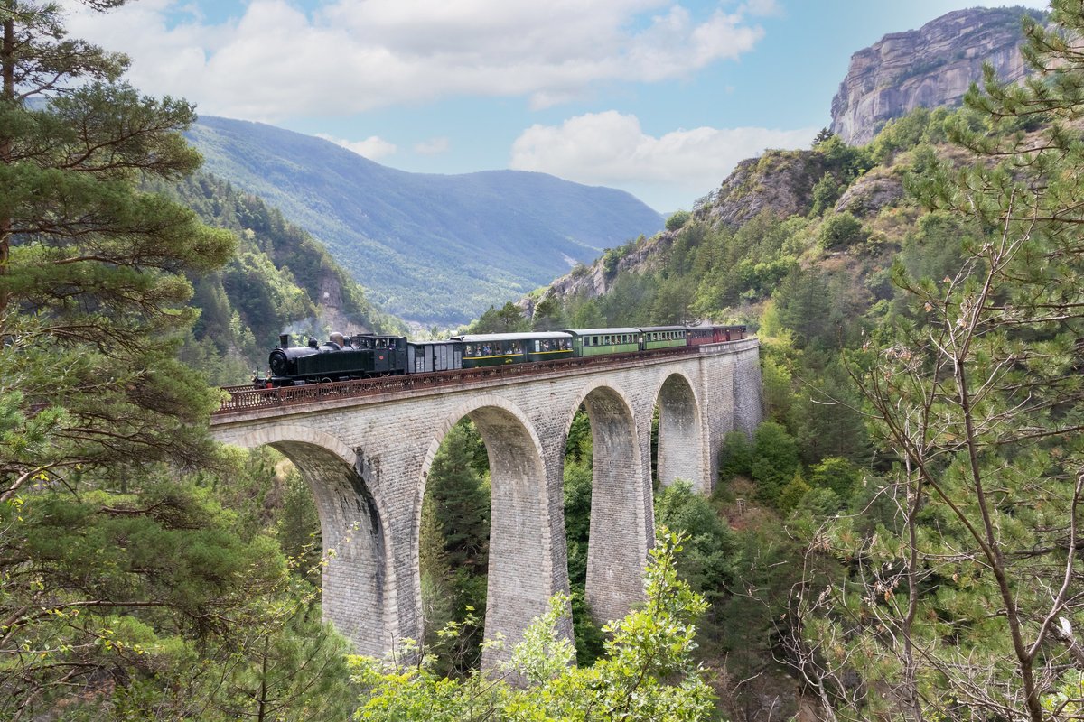 Au départ de Puget-Théniers, dans le Haut-Pays niçois, la locomotive centenaire traverse les paysages des Alpes-de-Haute-Provence au rythme de la traction vapeur, desservant la cité fortifiée d'Entrevaux (classée Plus Beaux villages de France) puis le charmant village d'Annot 🚂