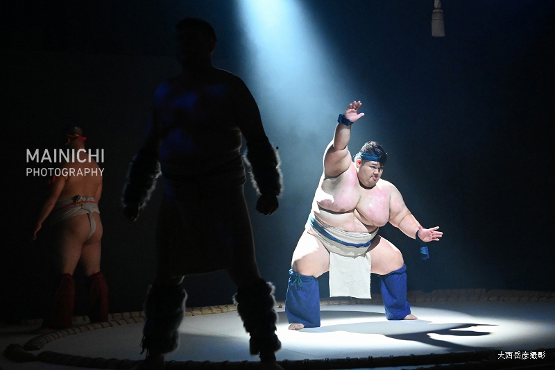 日本の国技と呼ばれる #相撲 の魅力を伝える「THE　SUMO　HALL　日楽座　OSAKA」が「なんばPARKS」にオープンしました。大相撲の土俵で戦った経験をもつ元力士らのぶつかり合いなど迫力ある「相撲ショー」も楽しめます。

写真特集→mainichi.jp/graphs/2024053…