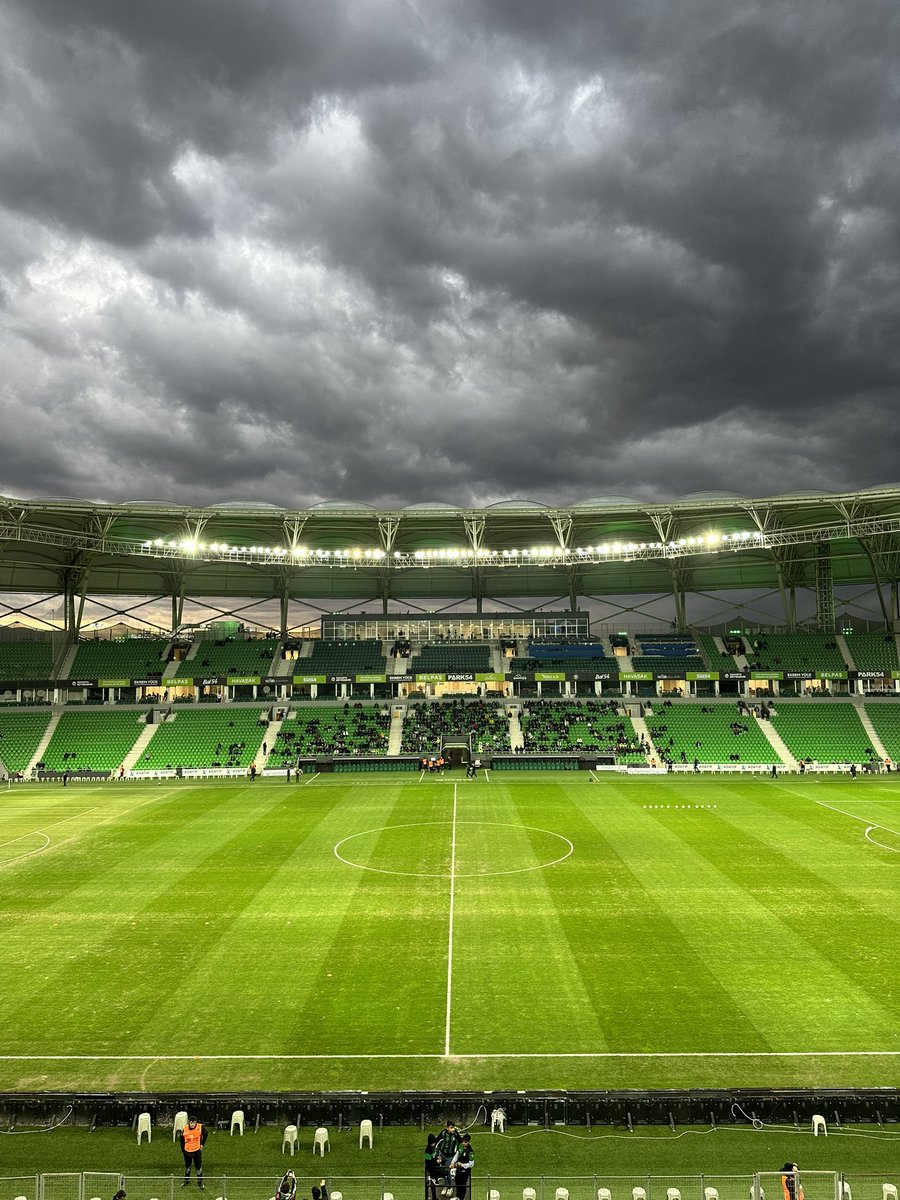 Bugün bulutlar kara olabilir… güneşli günleri de göreceğiz… dün de bugün de yarın da sadece SAKARYASPOR 💚🖤