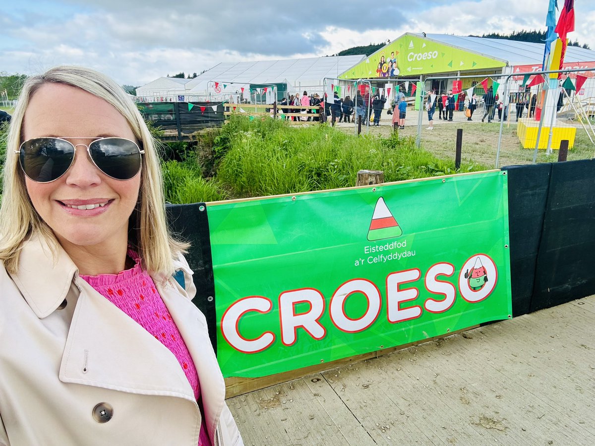 Branwen Gwyn (@bffg78) on Twitter photo Barod i gyflwyno bwletinau <a href="/S4Ctywydd/">S4C Tywydd</a> o Faes <a href="/EisteddfodUrdd/">Eisteddfod yr Urdd a’r Celfyddydau</a> unwaith eto heddiw! ⛅️ 📺 Barod i gyflwyno bwletinau <a href="/S4Ctywydd/">S4C Tywydd</a> o Faes <a href="/EisteddfodUrdd/">Eisteddfod yr Urdd a’r Celfyddydau</a> unwaith eto heddiw! ⛅️ 📺