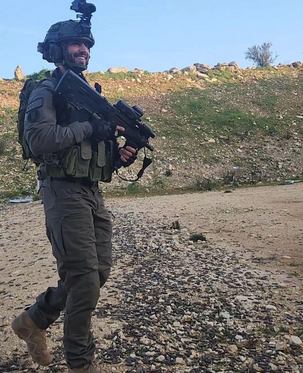 בואו ניקח את כאב היום הזה ונרתום אותו למעשים טובים, כדי שנהיה ראויים:
ללוחם בתמונה קוראים ניתאי. ניתאי היה בחוף זיקים ב7 לאוקטובר, הלך לחגוג עם חברים, וקם למחבלים שיורים ומסתערים עליהם. הוא וכמה חברה שאיתו הצליחו להימלט לבסיס הקרוב, לקחו נשק מחיילים, ונלחמו במשך שעות. 
ניתאי, סרן