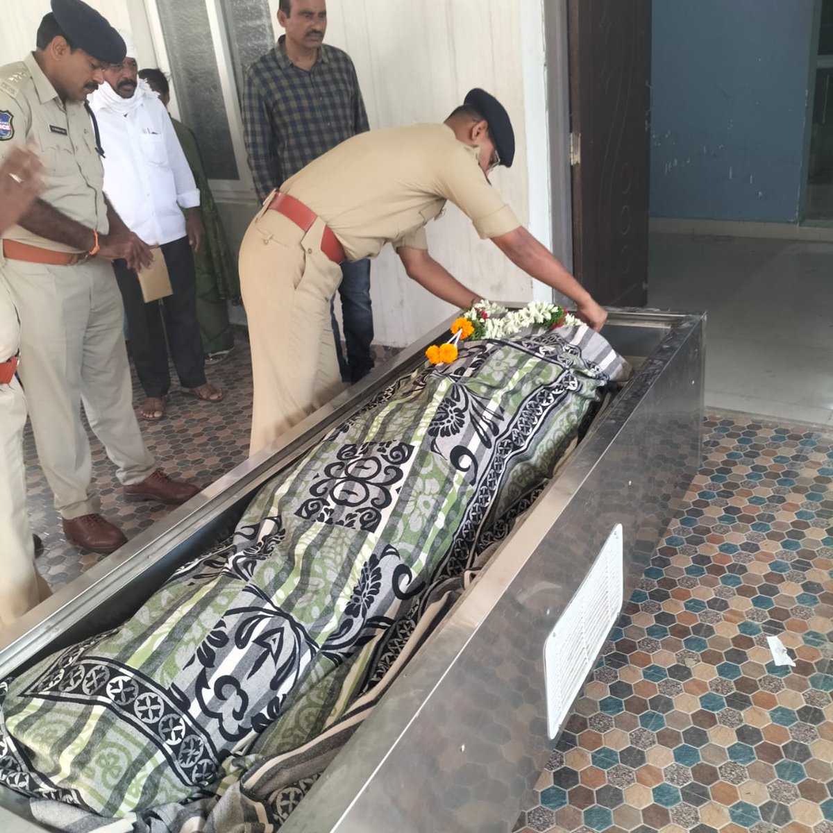 spmahabubabad's tweet photo. Deeply Saddened by the unexpected demise of Sri.B.Manohar, HC-318, working in PCR MHBD, expressing deep condolences to the bereaved family on behalf of @mhbdpolice, we will stand with the family in this tough time. https://t.co/rKjDBBo1yZ
