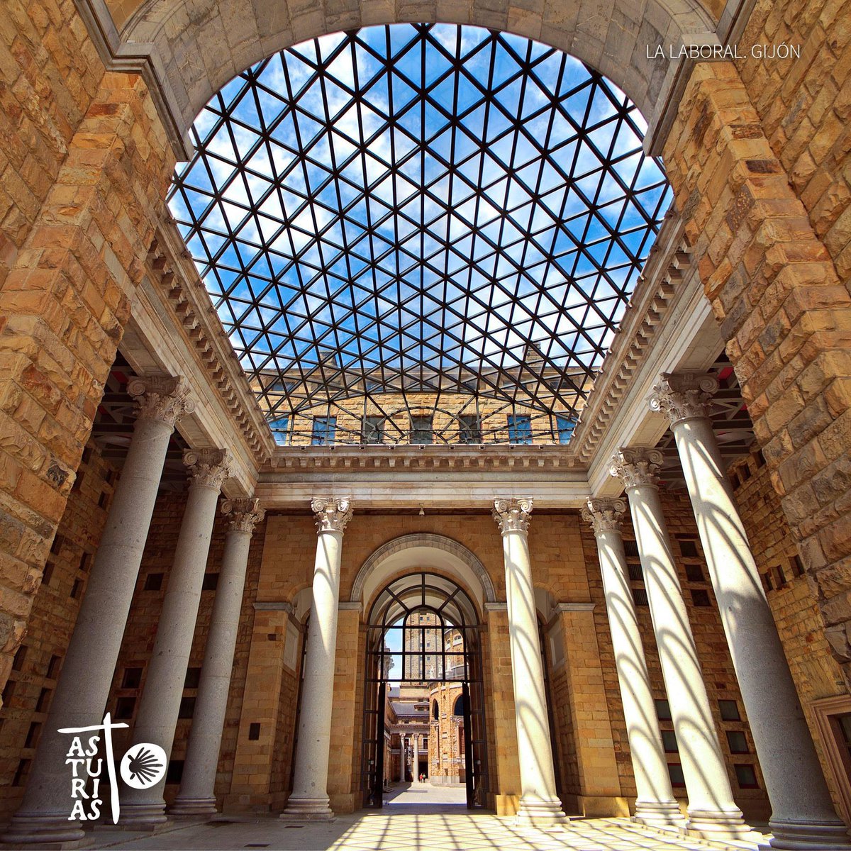 La Laboral (antigua Universidad Laboral de Gijón) Un edificio único y sorprendente. Actualmente dedicado a la Cultura  #CaminodelNorte #CaminodeSantiago #Asturias  #arquitectura #Gijón