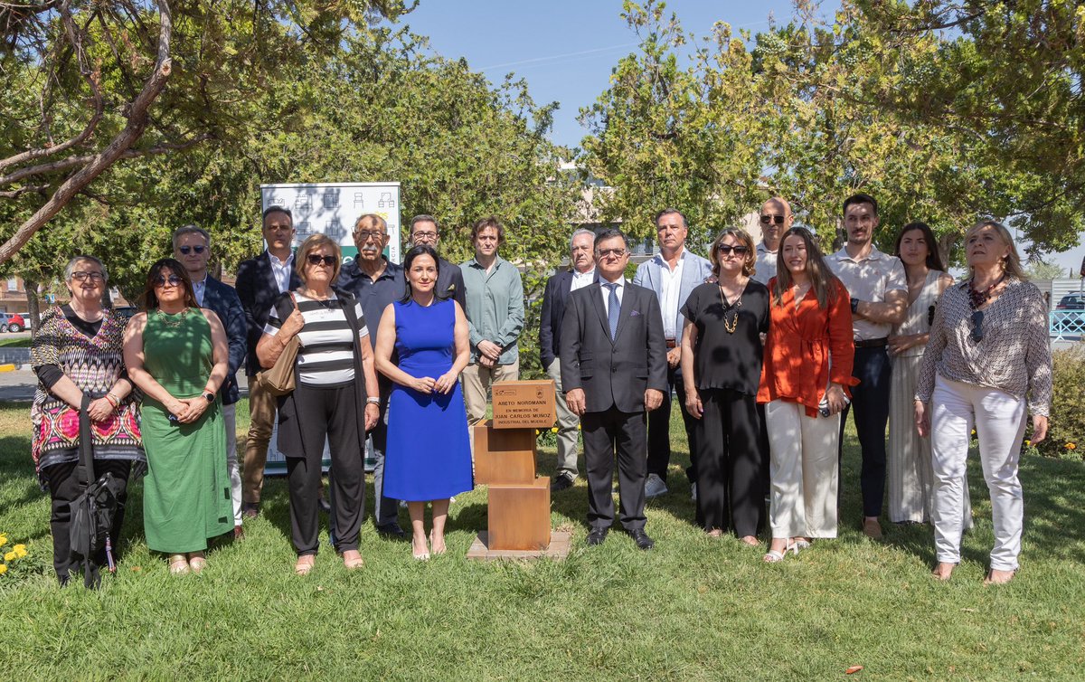 Durante el acto del Premio Anual, ayer jueves, como homenaje a Juan Carlos Muñoz por su contribución al sector del mueble.

Desde aquí agradecemos una y mil veces su gran labor y dedicación a nuestro sector durante tantos años.

#Yecla #sectordelmueble #industria #FMY