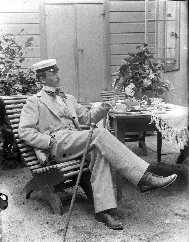 Onnittelut tänään valkolakit päihinsä painaville &amp; muillekin opintonsa päättäville! 💐 Tiesitkö, että  ylioppilaslakin juuret Suomessa ulottuvat 1860-luvulle ja vielä 1950-luvulle asti arvostettu ylioppilaslakki oli yleinen kesäpäähine. Lisää valkolakkeja: tinyurl.com/2s37dscp