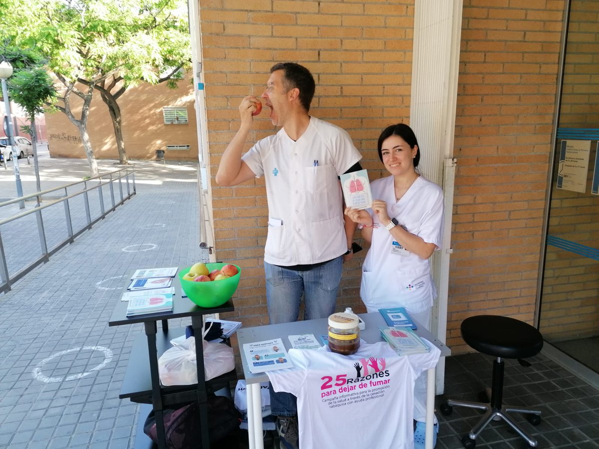 AVallejoD79's tweet photo. Comencem avui el #diasensefum #diasinhumo al CAP BUFALÀ de #Badalona amb una taula informativa:
🔸Canvi de cigarretes per pomes
🔸Regal de samarreta a qui es comprometi anar a consulta de tabaquisme
🔸Fulls d'informació
🔸Cooximetria
@SumaSalutASPCAT @AnnaRiccobene @Gisel_CasasG https://t.co/3n84P5jH1J